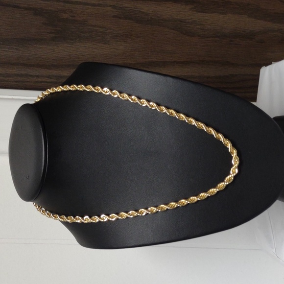Jewelry - Gold tone twisted rope style necklace